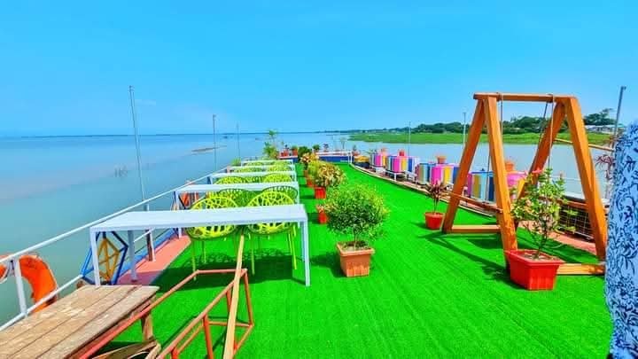 ভেলার রুফটপ লাউঞ্জ
